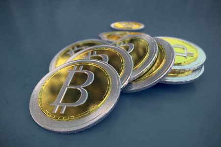 Bitcoinin ja luottorahan kaksintaistelu